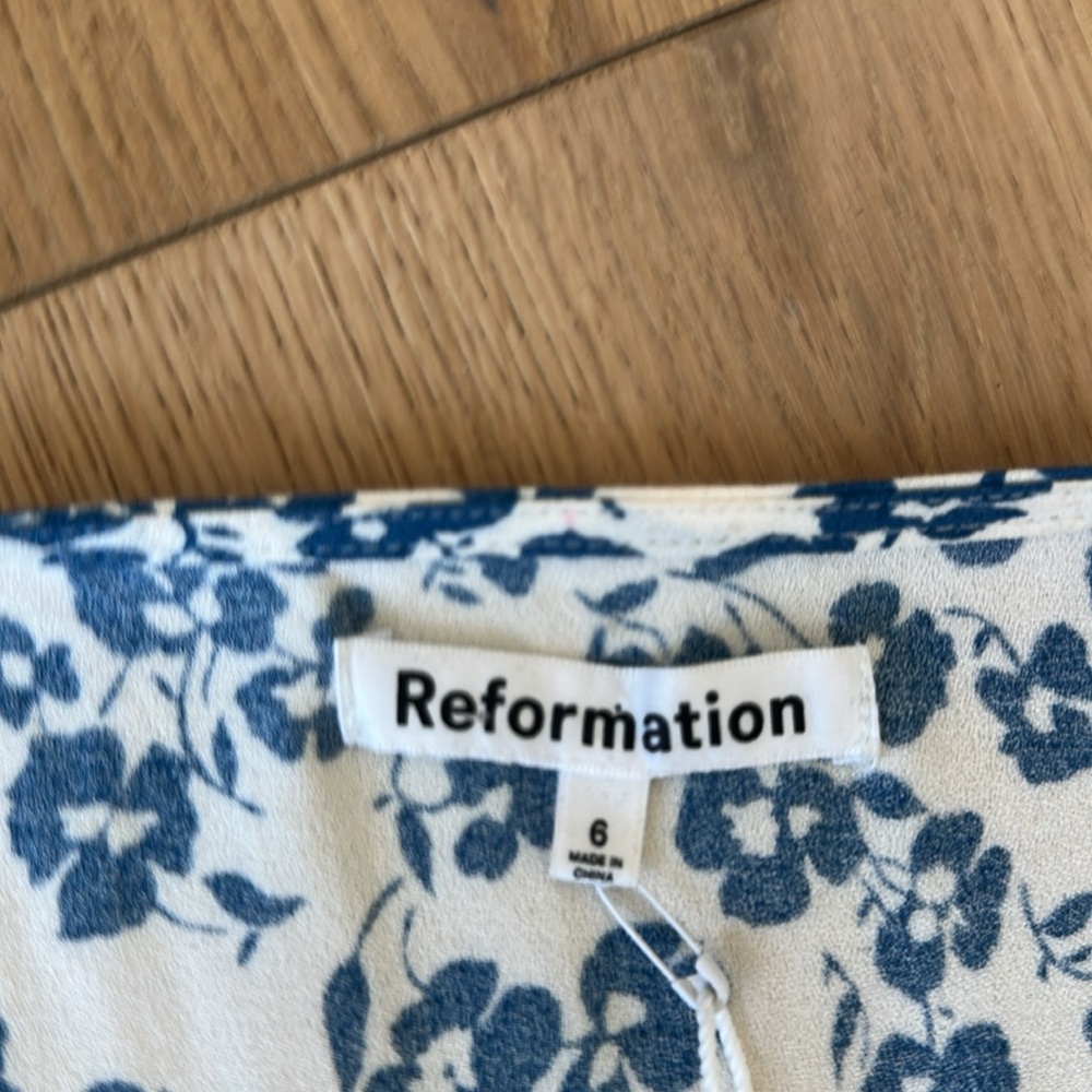 Reformation Rylinn Floral Button Front Tie Back Sundress
MILANESA, Size 6 NWT - Picture 5 of 7